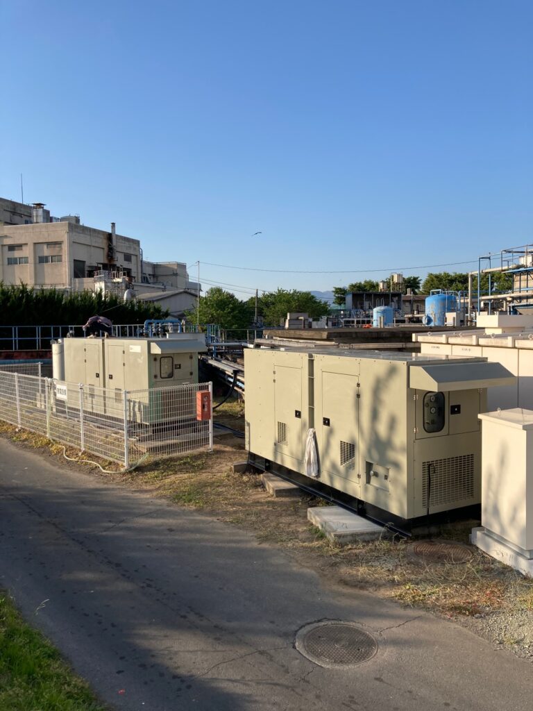 洗車・ワックスがけがおわり、夕日でピカピカになった発電機たち