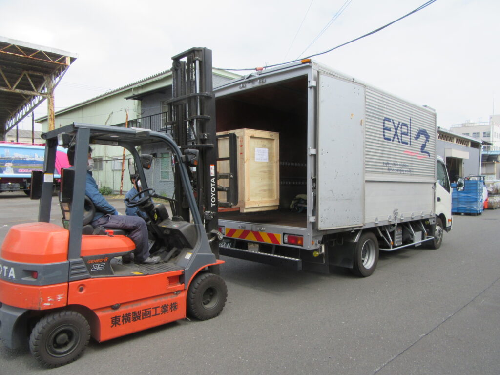 梱包した貨物をトラックに積み込み、横浜港へ出荷します。