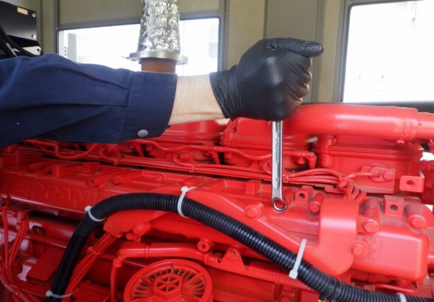 Scania Engine DC13-072A の各ボルトの増し締めも専用工具で行います。