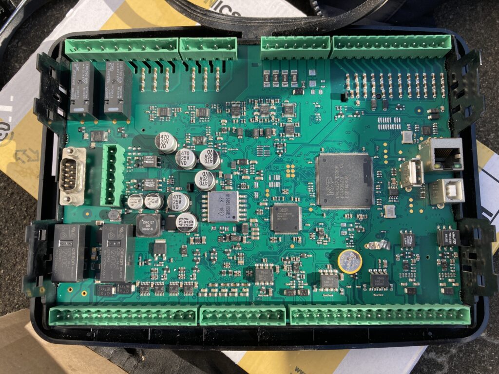 DSE8610MKII のコインバッテリー CR1225 の位置はこんな感じです。DSE8610MKII 