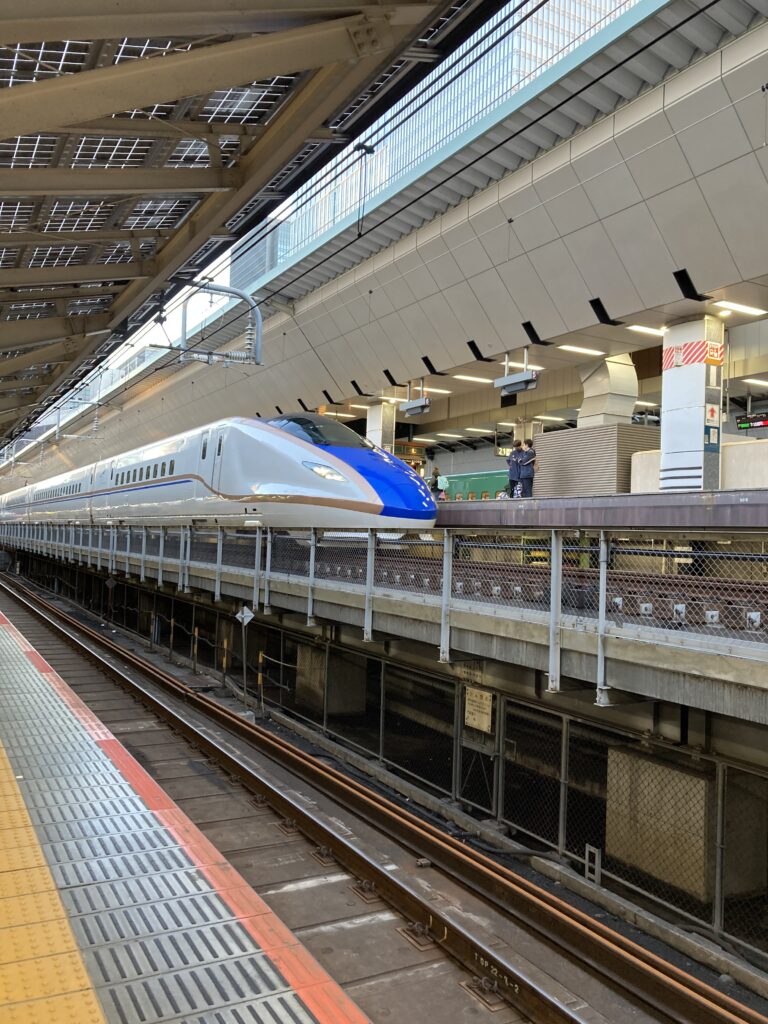 新幹線「かがやき」のブルーカラーは、いつ見てもさわやかな気分に！東京駅