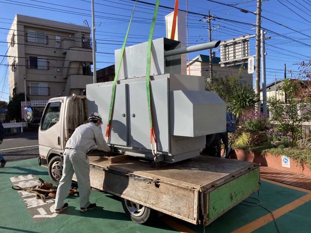 仮設型 移動電源車 55 kVA へ トランスフォーム (積載) しました。瀬谷二ツ橋病院、黒川重機、TEREX DEMAG AC120/4J、ヤンマー発電機 YTO-4621E-2 4T95L-GH