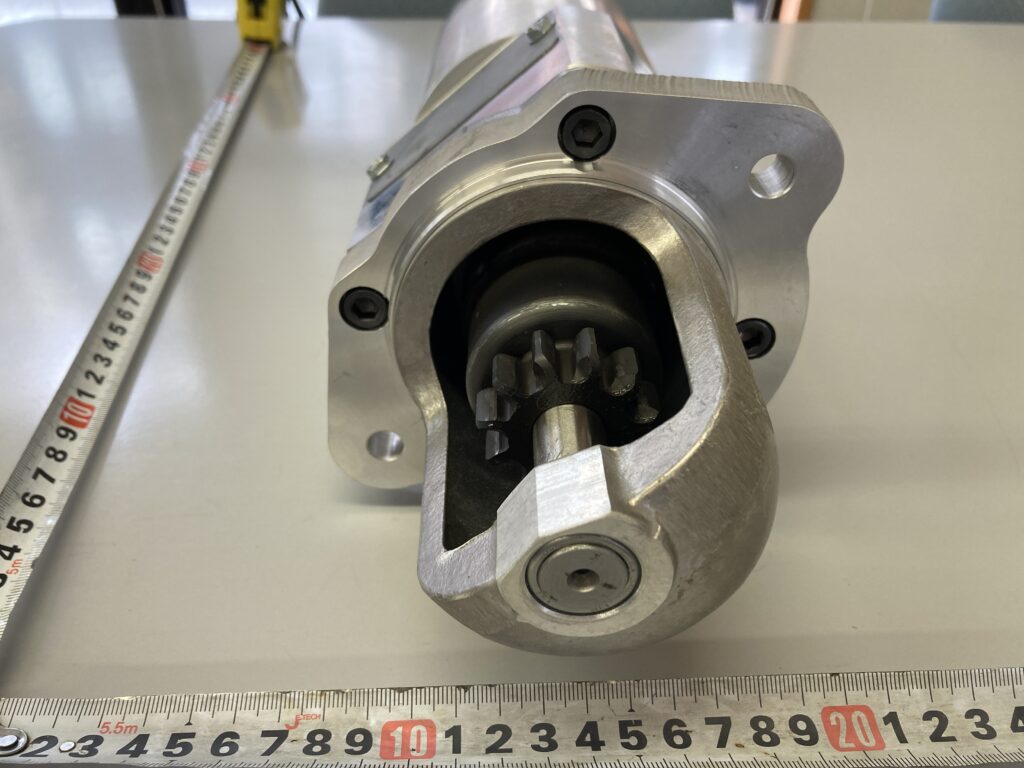 銀塊・・・。いいえ、このギア部がエンジンのフライホイールに接続されます。 Hydraulic Starter B1-11B1130-1A200 Huegli Switzerland GPC