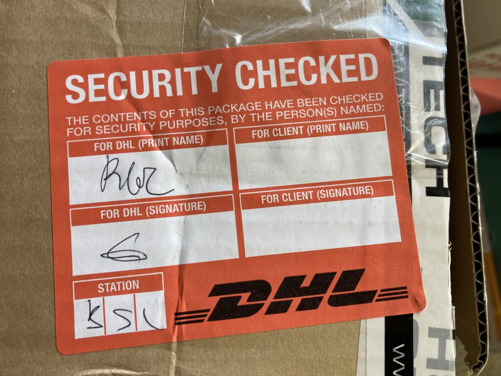 Shipper 側に DHL Security Checked シートにサインをしてもらい、輸入時税関で開梱検査ないように・・・