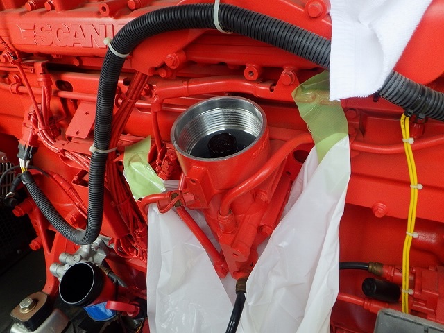 燃料フィルターを取外します。赤いボディーの「SCANIA」ロゴマークが、カッコ良過ぎ！Fuel Filter 1873018 Scania