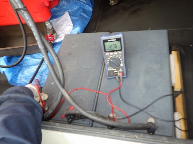 バッテリー電圧もチェック。KGD500は「24VDC」ですので、直列につないでくださいね。