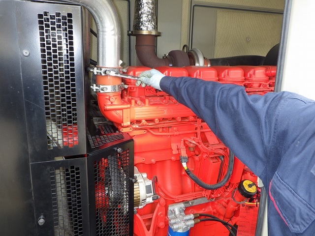 Scania Engine DC13-072A の各ボルトの増し締めも専用工具で行います。
