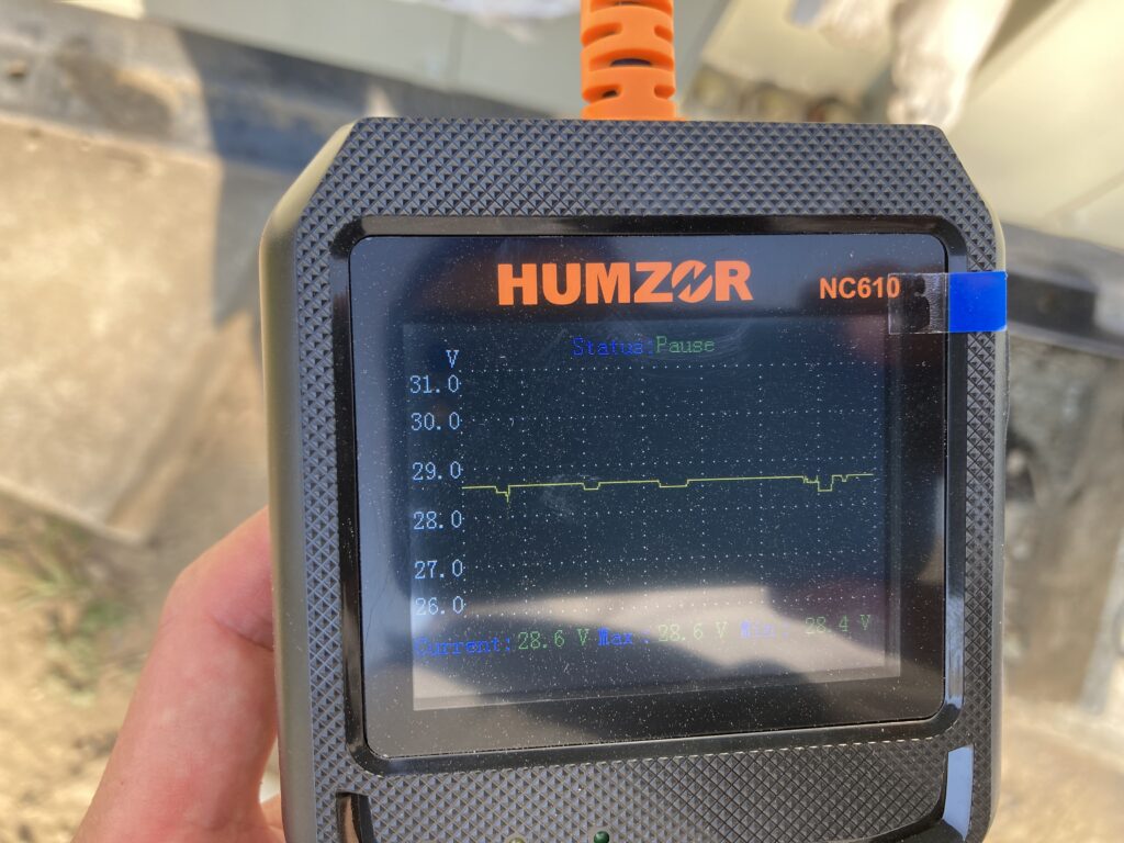 電圧も読み取れます。２４VDCに対応できていて、とても優秀です。Car Truck OBD2 Scan Tool NC610 Humzor