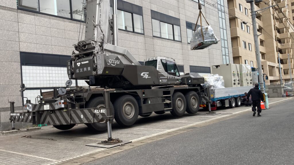 １つ目の発電機の上に、さらに２つ目発電機を段積みしま・・・せん。クレーン運転手さんに現場であおられつつ、スピーディーさ、正確さ、確実さを垣間見ることになりました。さすがプロ職人です！Tadano Crane CREVO1000G4 MHI S6B-PTA Shinko FSL-6J-600-T Yu-Paradise