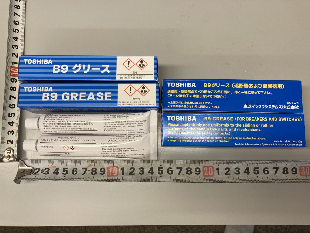 TOSHIBA B9 グリース (遮断器および開閉器用) 通電部・機構部のすべり面や転がり面に、薄く一様に塗って下さい。(アーク接触子には塗らないでください。) B9 Grease (For Breakers and Switches) Please apply thinly and uniformly to the sliding or rolling surfaces of the conductive parts and mechnisms. (Do not apply to the arcing contacts.). Made in Japan. Net 30g Toshiba Infrastructure Systems & Solutions Corporation. 