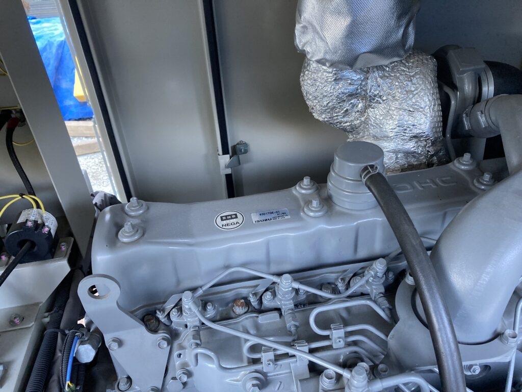 Isuzu 6SD1TQE-01 は発電機専用ですが、いすゞ中型トラックとほぼ同じエンジンです。三菱UFJ銀行大倉山支店  Toyo Denki CTUCSG 2013267 -0VA 80kVA Isuzu 6SD1TQE-01 Ogawagumi Yoneda Minoru