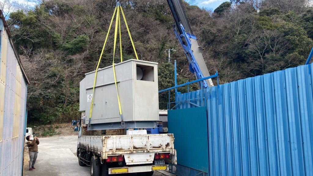 「現代の名工」の極秘儀を間近で拝見しました。東洋電機製 特殊仕様の発電機です。小川組 米田實 三菱UFJ銀行大倉山支店  Toyo Denki CTUCSG 2013267 -0VA 80kVA Isuzu 6SD1TQE-01 Ogawagumi Yoneda Minoru