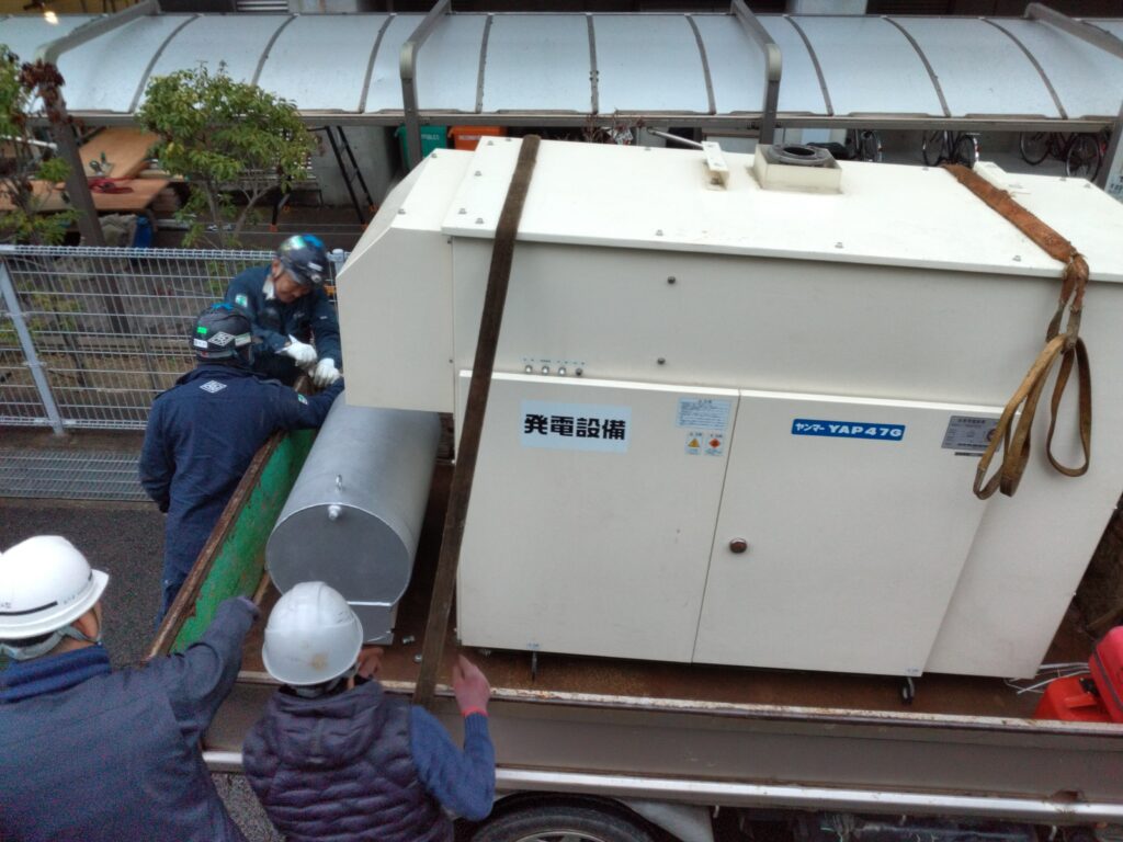 トラックの荷台まで安全に荷受け完了できました。Yanmar YAP47G 47kVA 4TNE84T-GH ヤンマー非常用発電機 日本学生支援機構 灘高校 神戸