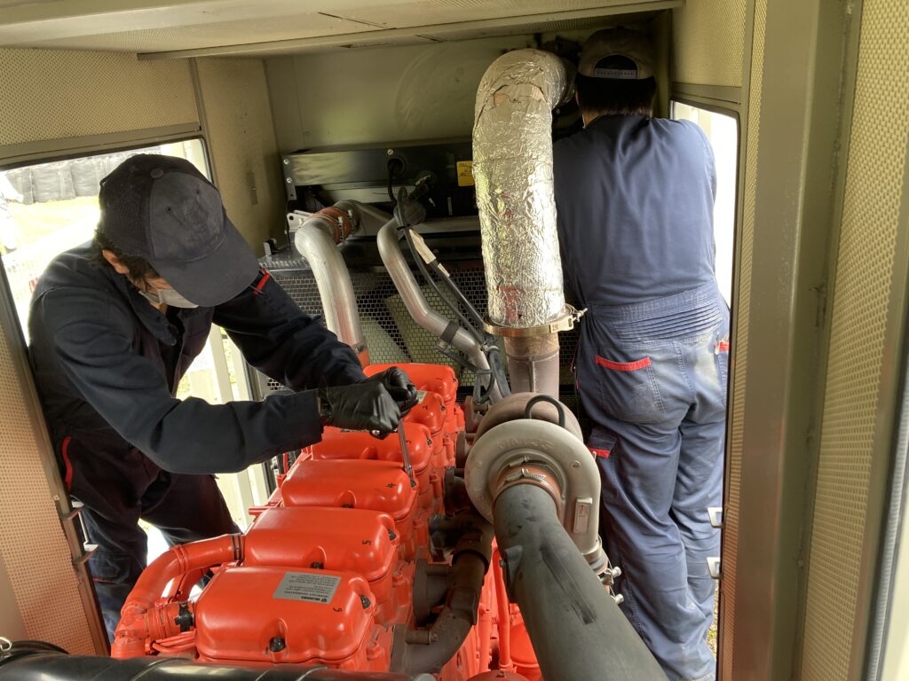 発電機３台とも同時に、シリンダーヘッド開放、バルブクリアランス、ノズルチェックを行います。Scania DC13-072A Stamford S4L1D-G41 Deepsea DSE 8610 MKII KGD500 Generator