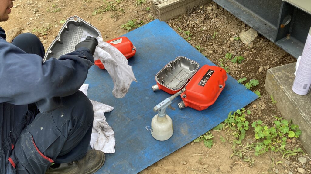 シリンダーヘッドの内側も清掃します。固着してしまったブチルゴムも、きれいに落とします。Scania DC13-072A Stamford S4L1D-G41 Deepsea DSE 8610 MKII KGD500 Generator
