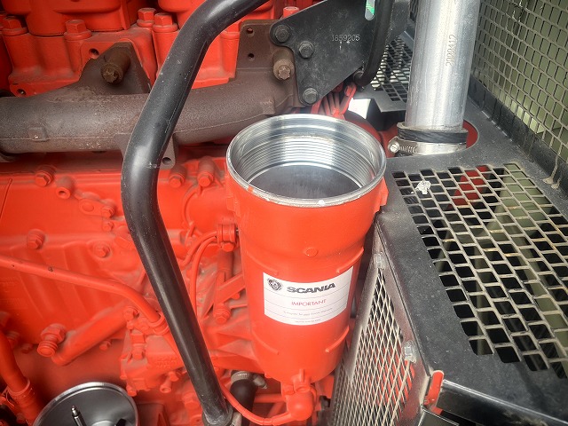 オイルフィルターの容器も、きれいに清掃します。Scania DC13-072A Stamford S4L1D-G41 Deepsea DSE 8610 MKII KGD500 Generator