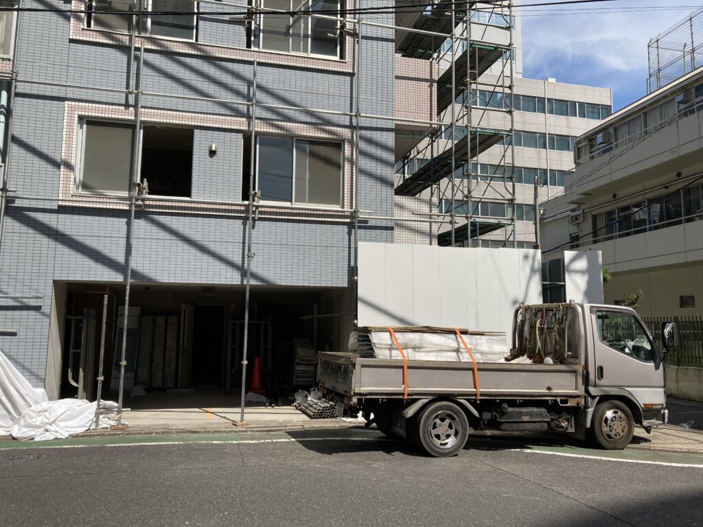 三菱電機製 仮設型 ソーラー移動電源車 PV-MA2000B 2400 W のできあがり。パワーコンディショナー パワコン PV-PN40G 端子箱 PV-CN03G ソーラーパネル PV-MA2000B 三菱電機・中津川製作所 純国産 Mitsubishi Electric Nakatsugawa Works Japan 三貴 戸板女子大学 三田駅 国際女子