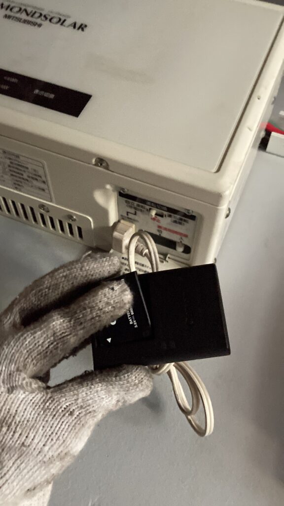 コンセントに差し込んで、充電ランプが点灯するかどうか！？緊張の一瞬です。さて、どうでしょうか？？？Canon デジカメ充電器 パワーコンディショナー パワコン PV-PN40G ソーラーパネル 三菱電機・中津川製作所 純国産 PV-PN40G Mitsubishi Electric Nakatsugawa Works Japan