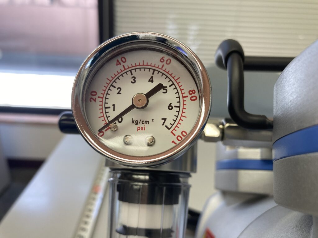圧力計です。表示は、kg/cm2と psi の2種類です。オイルフリーポンプ, PSH028AA, アドバンテック東洋, Advantec, Toyo Seisakusho Kaisha